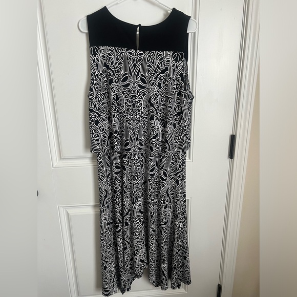 Sleeveless patterned dress with ruffle type top - Picture 6 of 16